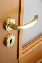 Dveřní kování pro hladké otevírání i zavírání dveří